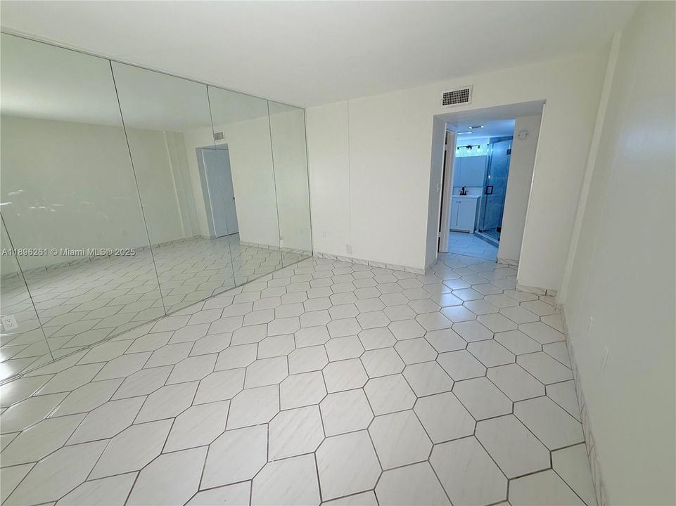 Master to ensuite bath