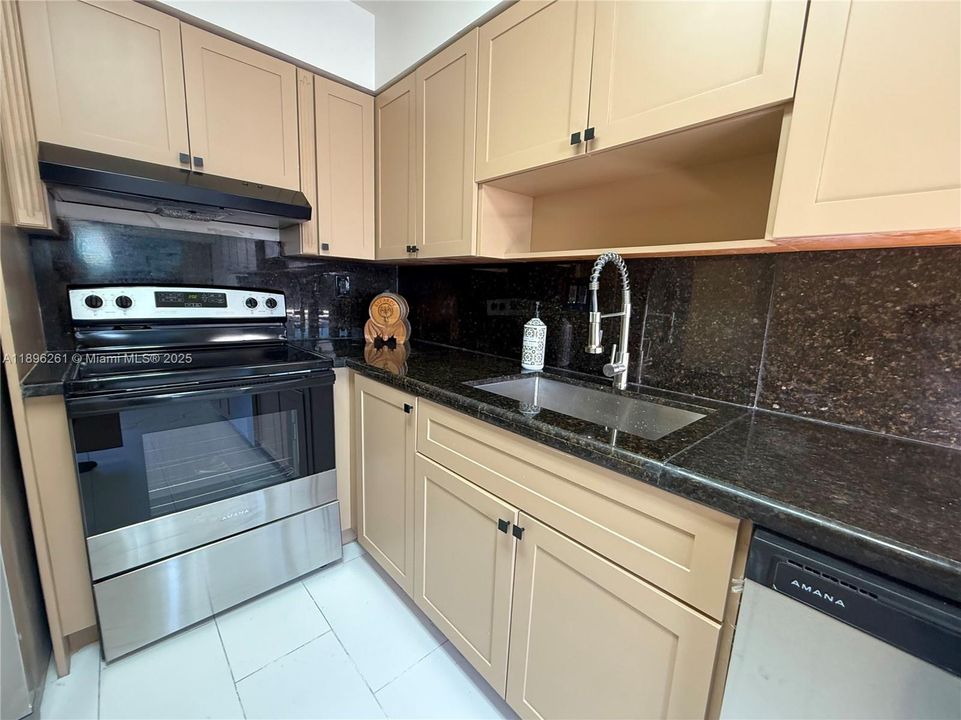 合同活跃: $274,900 (2 贝兹, 2 浴室, 1170 平方英尺)