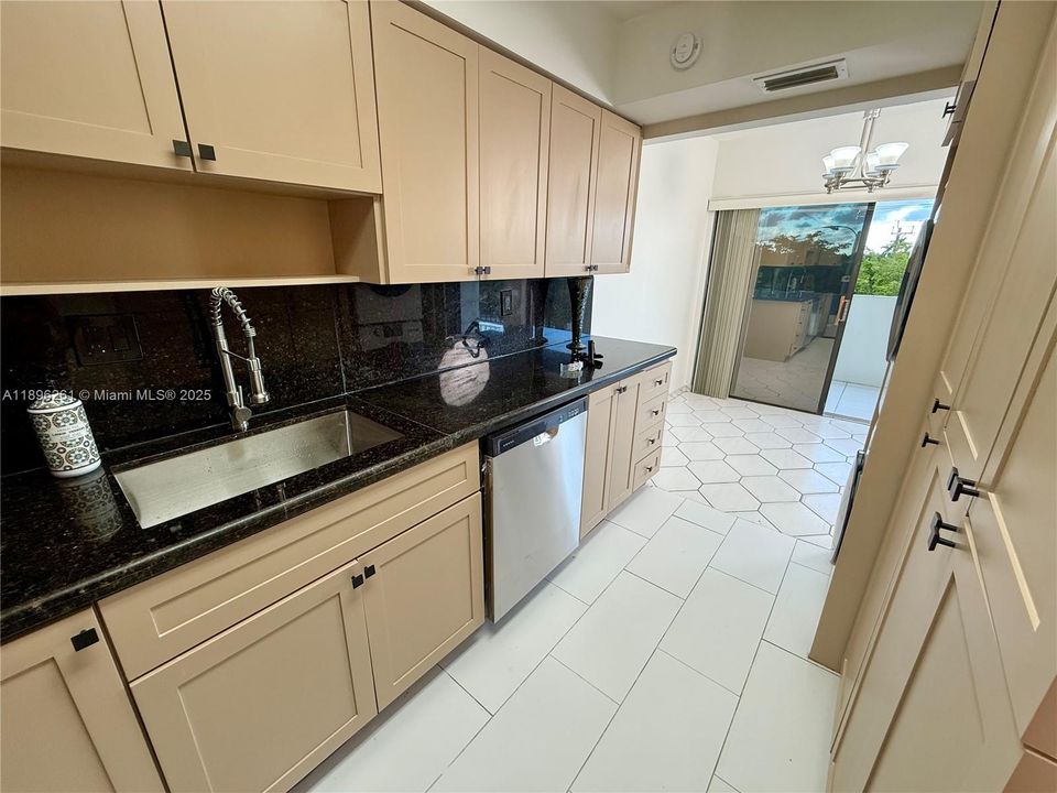 合同活跃: $274,900 (2 贝兹, 2 浴室, 1170 平方英尺)