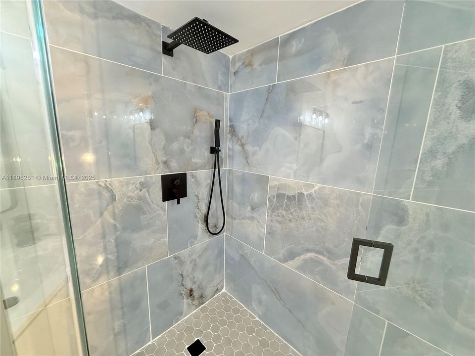 合同活跃: $274,900 (2 贝兹, 2 浴室, 1170 平方英尺)