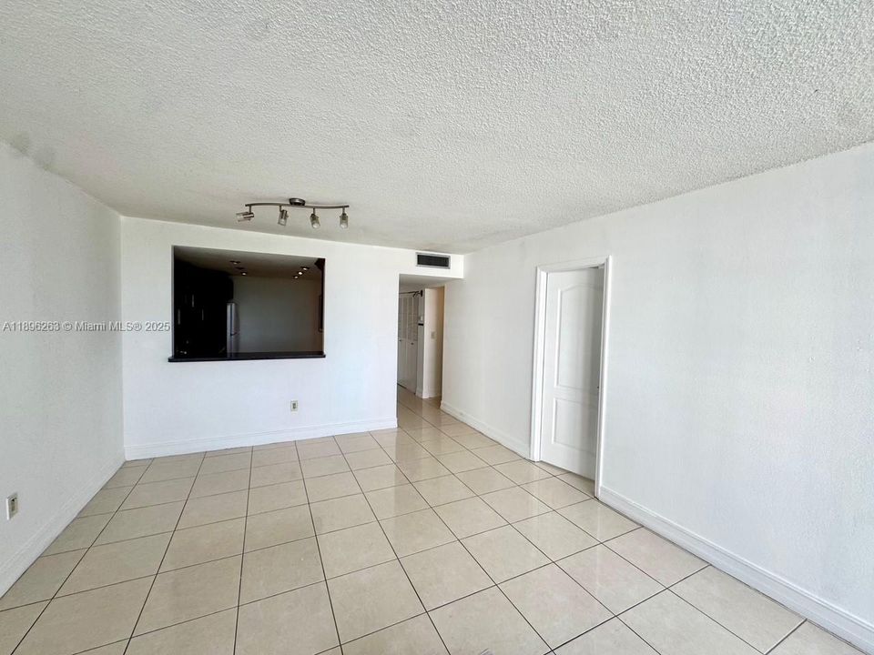 最近租的: $1,600 (1 贝兹, 2 浴室, 861 平方英尺)