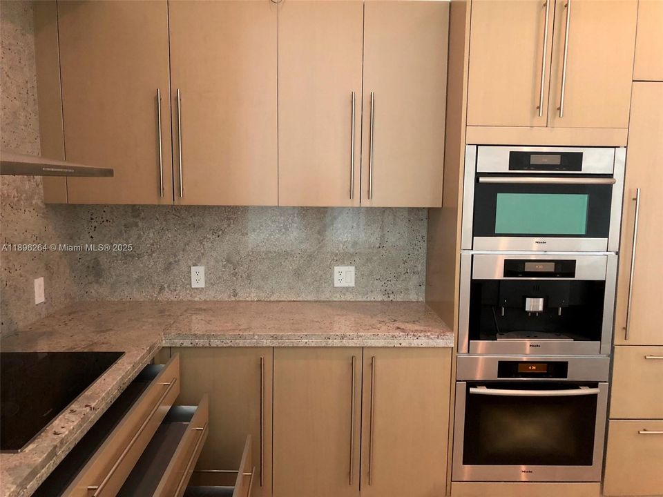 Recently Rented: $7,200 (2 beds, 2 baths, 1326 Square Feet)