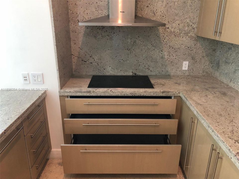 Recently Rented: $7,200 (2 beds, 2 baths, 1326 Square Feet)