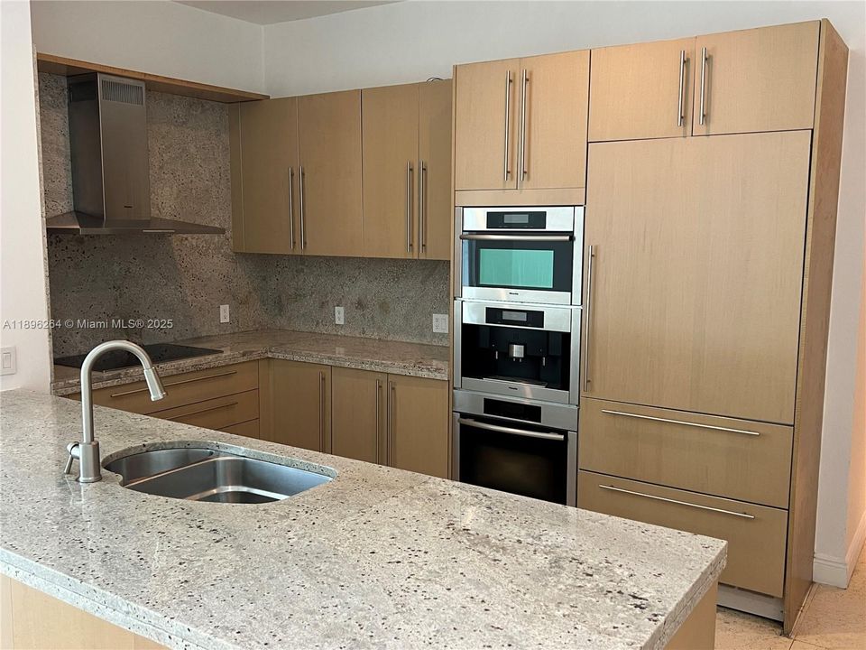 Recently Rented: $7,200 (2 beds, 2 baths, 1326 Square Feet)