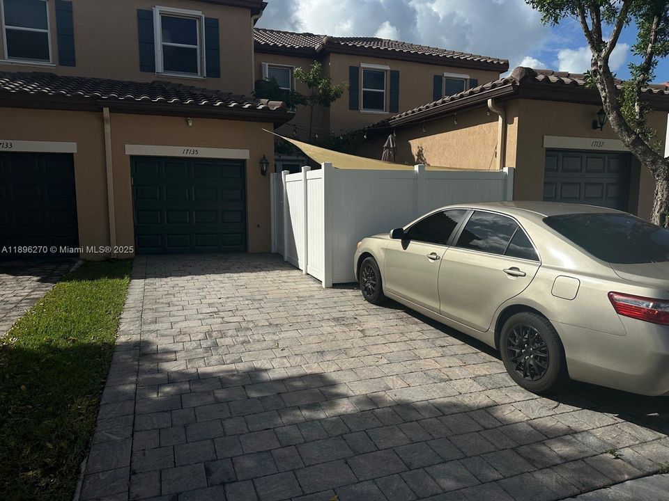 1 Car Garage Entry and Prop. Driveway