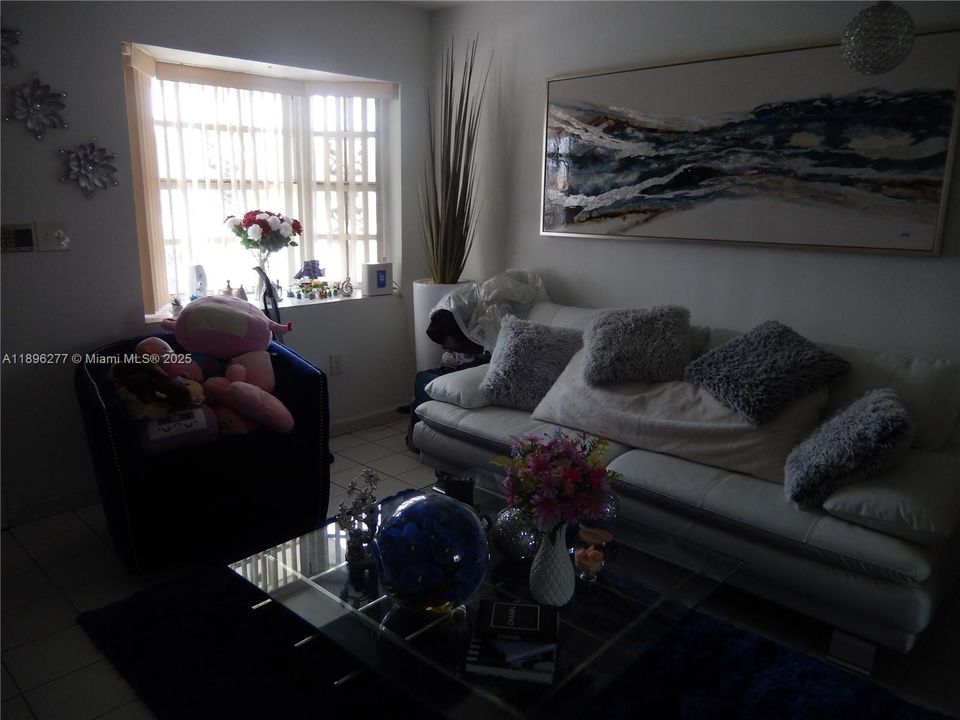 Под контрактом: $2,650 (3 спален, 2 ванн, 1152 Квадратных фут)