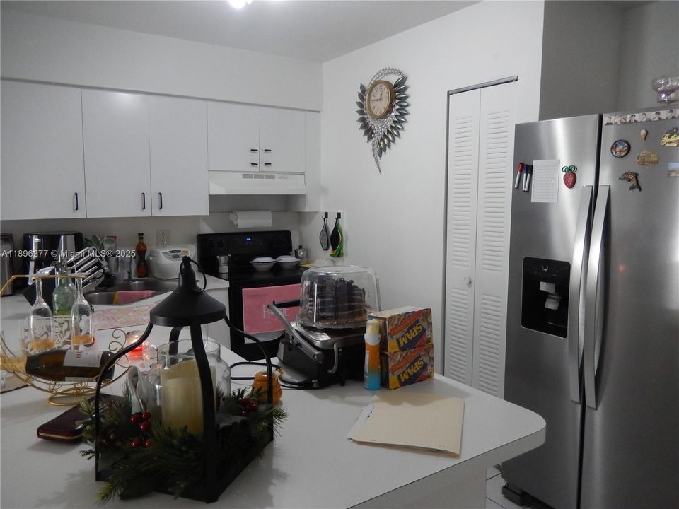 Под контрактом: $2,650 (3 спален, 2 ванн, 1152 Квадратных фут)