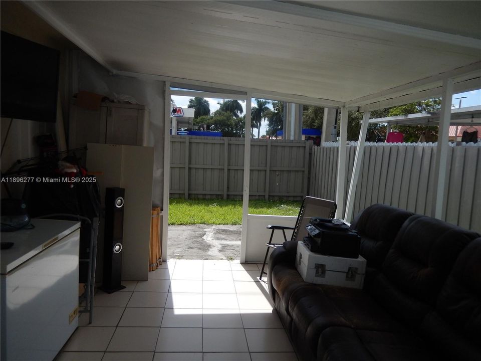 Под контрактом: $2,650 (3 спален, 2 ванн, 1152 Квадратных фут)