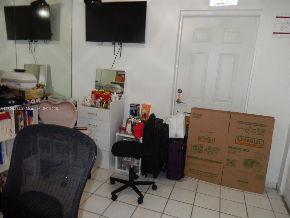 Под контрактом: $2,650 (3 спален, 2 ванн, 1152 Квадратных фут)