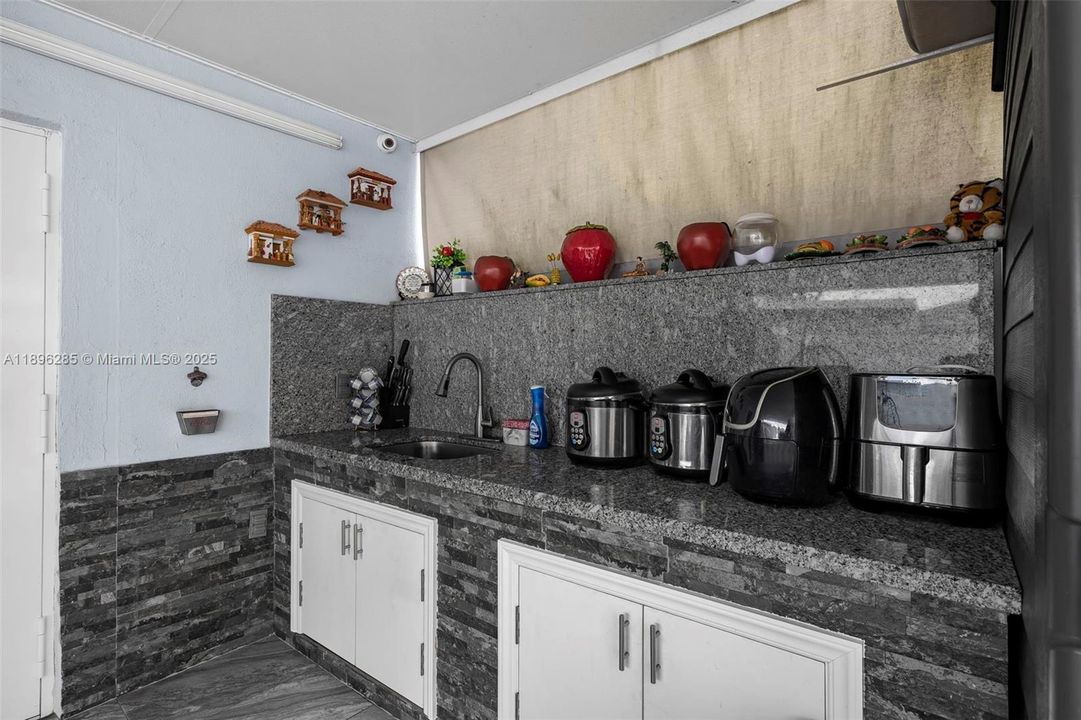 Под контрактом: $549,900 (3 спален, 2 ванн, 1298 Квадратных фут)