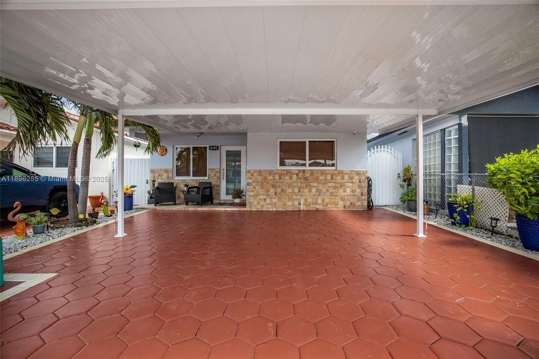 Под контрактом: $549,900 (3 спален, 2 ванн, 1298 Квадратных фут)