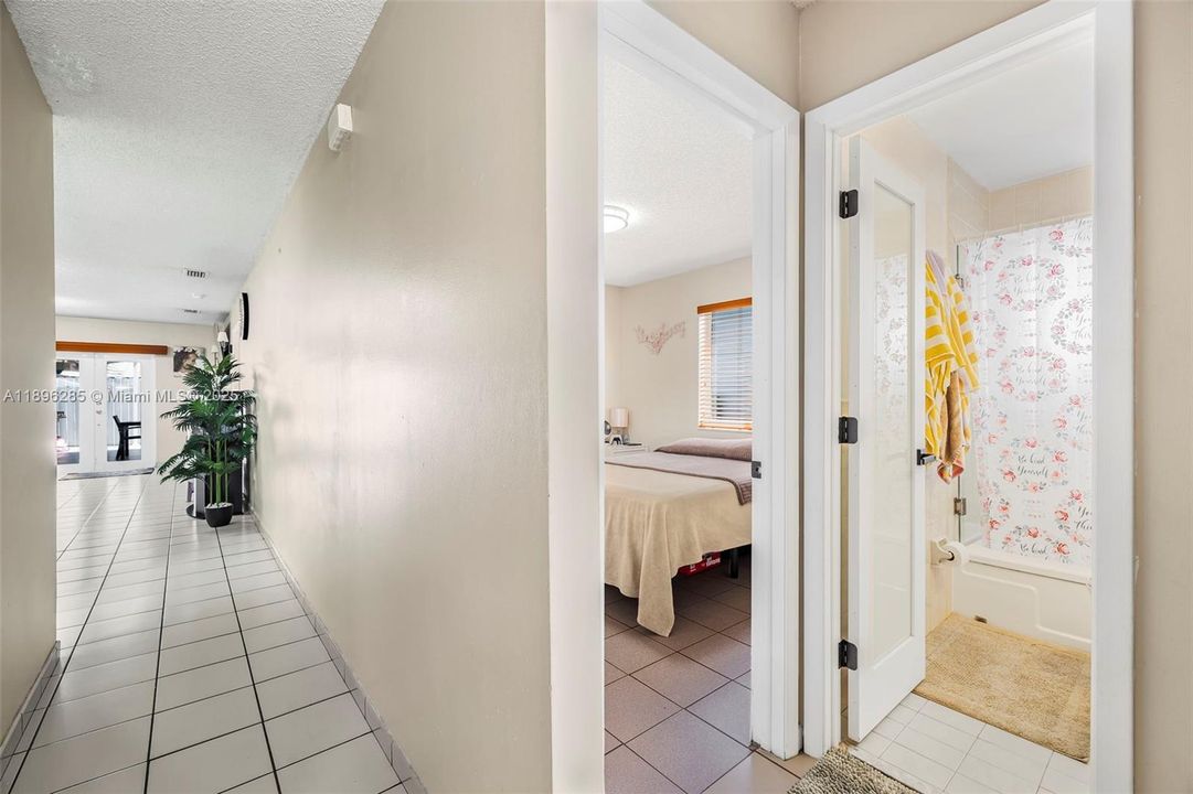 Под контрактом: $549,900 (3 спален, 2 ванн, 1298 Квадратных фут)