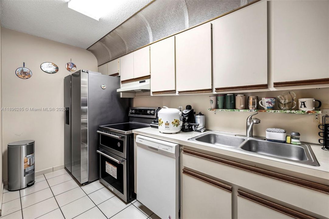 Под контрактом: $549,900 (3 спален, 2 ванн, 1298 Квадратных фут)