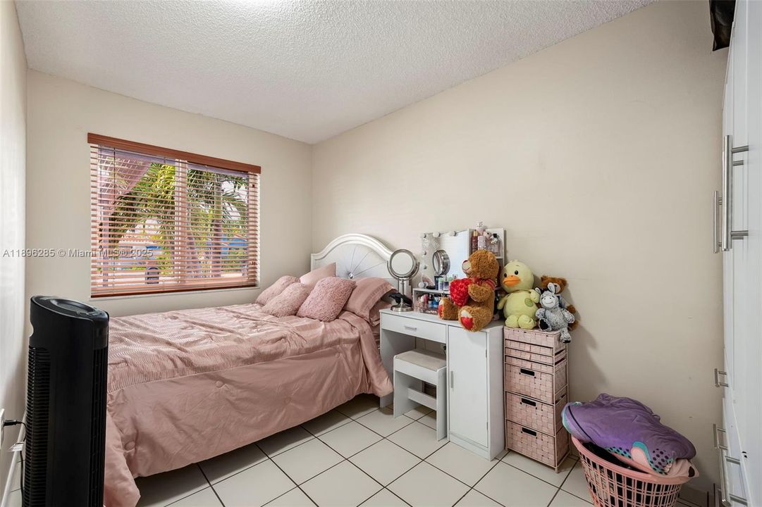 Под контрактом: $549,900 (3 спален, 2 ванн, 1298 Квадратных фут)