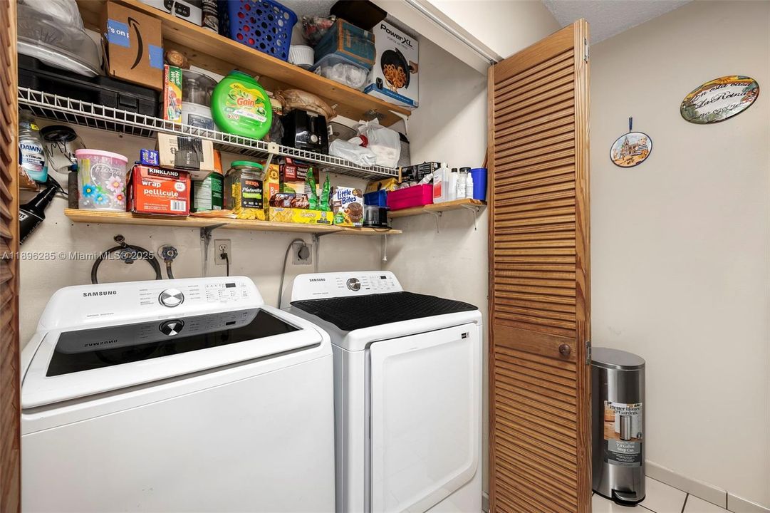 Под контрактом: $549,900 (3 спален, 2 ванн, 1298 Квадратных фут)