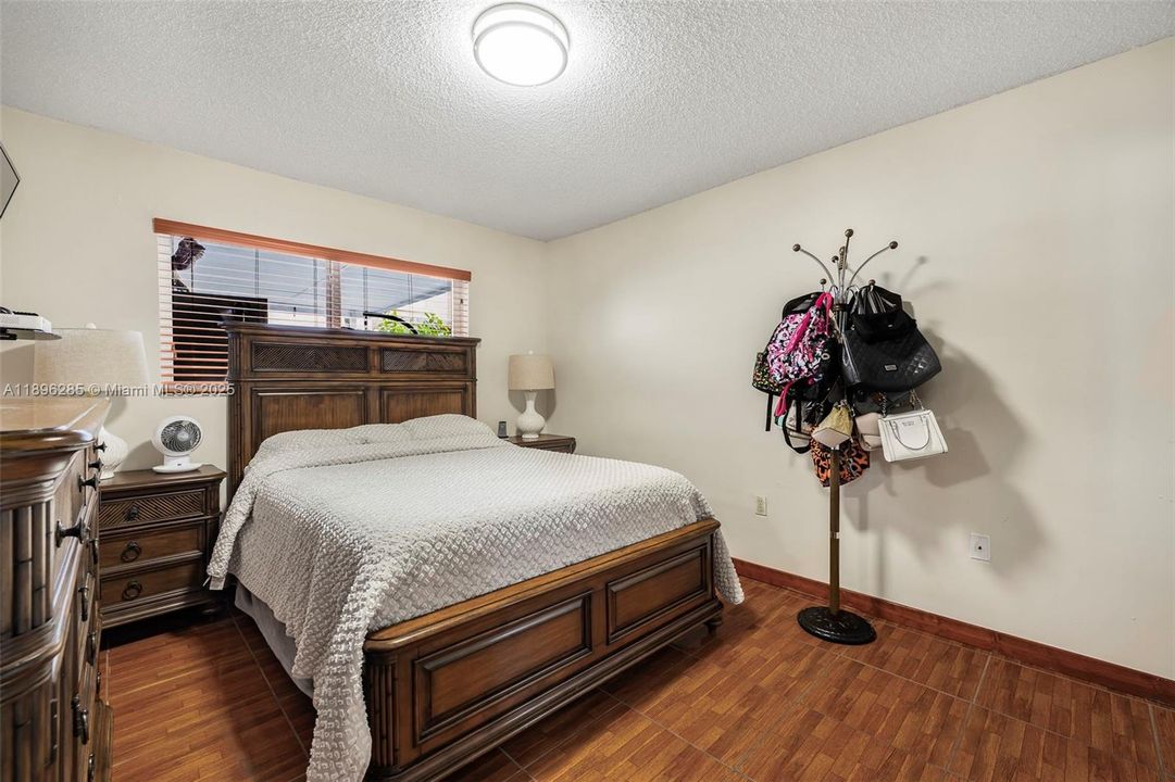 Под контрактом: $549,900 (3 спален, 2 ванн, 1298 Квадратных фут)