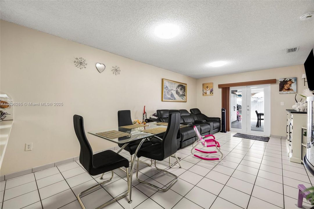 Под контрактом: $549,900 (3 спален, 2 ванн, 1298 Квадратных фут)