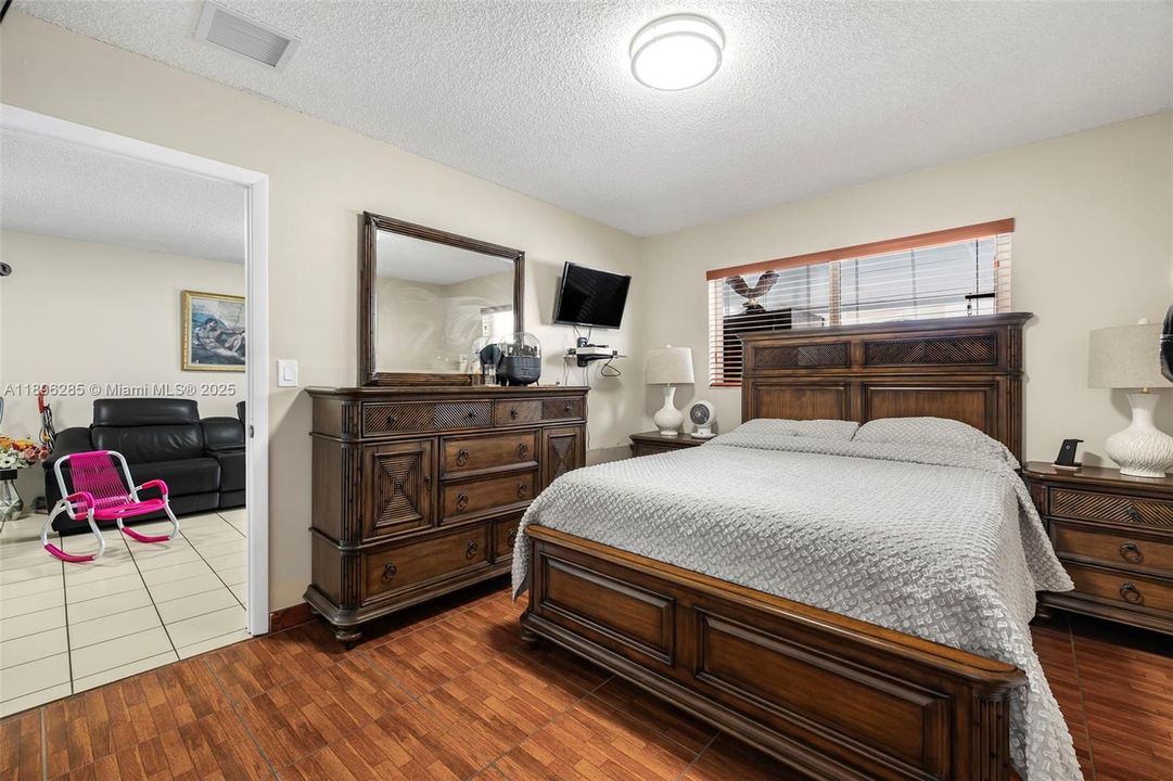 Под контрактом: $549,900 (3 спален, 2 ванн, 1298 Квадратных фут)