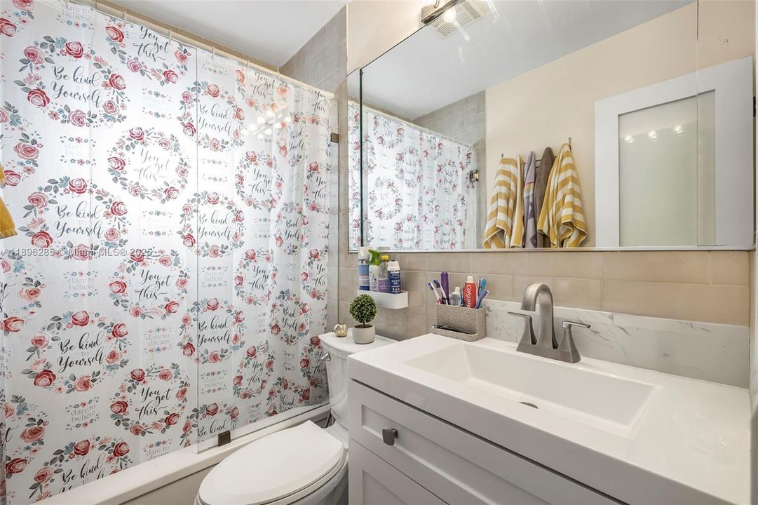 Под контрактом: $549,900 (3 спален, 2 ванн, 1298 Квадратных фут)