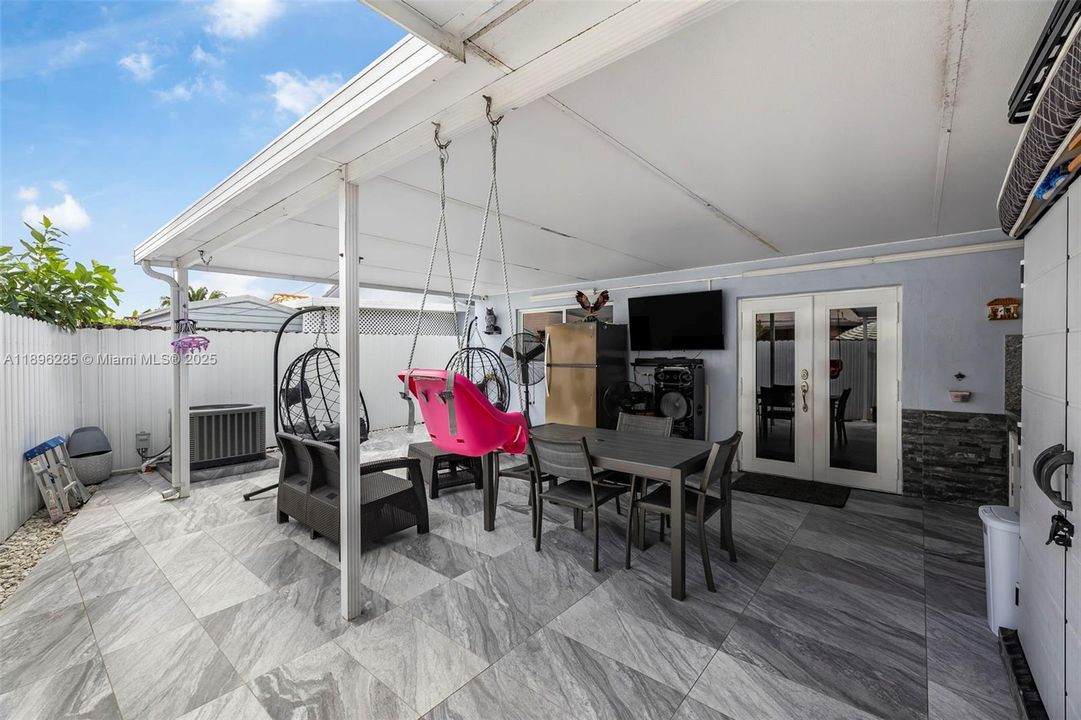 Под контрактом: $549,900 (3 спален, 2 ванн, 1298 Квадратных фут)