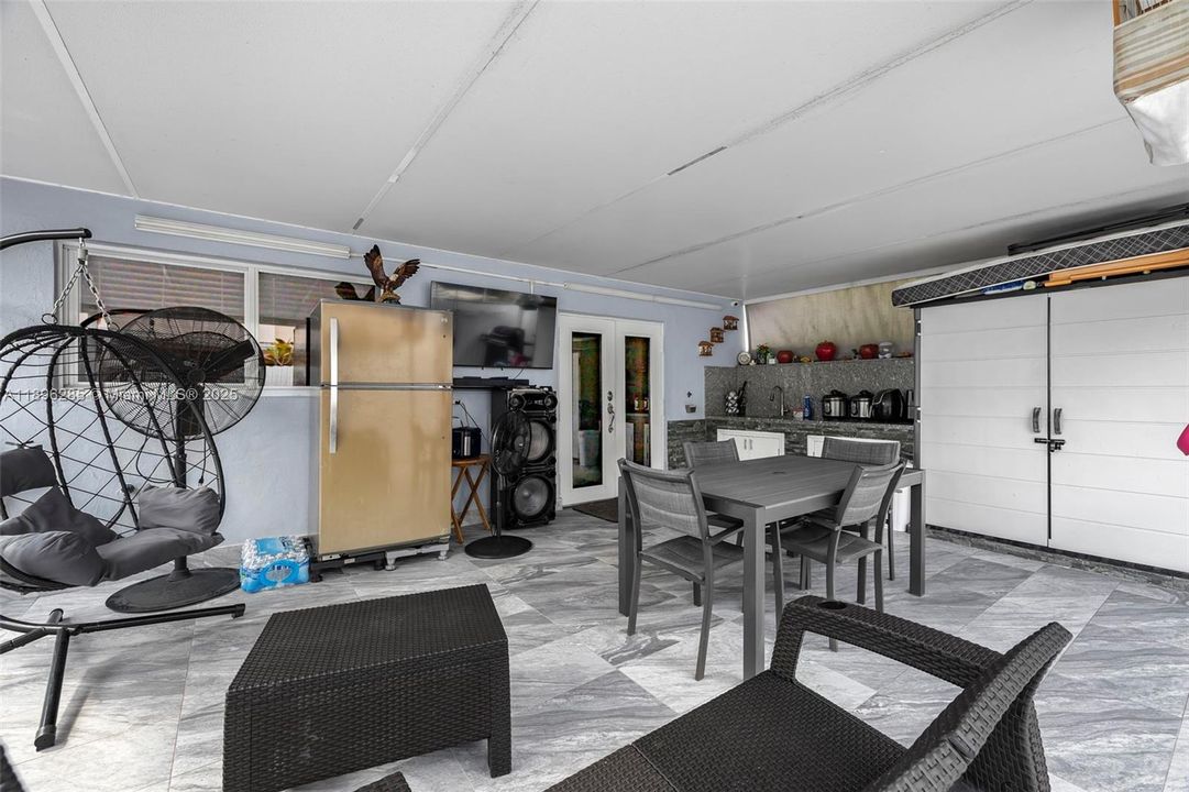 Под контрактом: $549,900 (3 спален, 2 ванн, 1298 Квадратных фут)