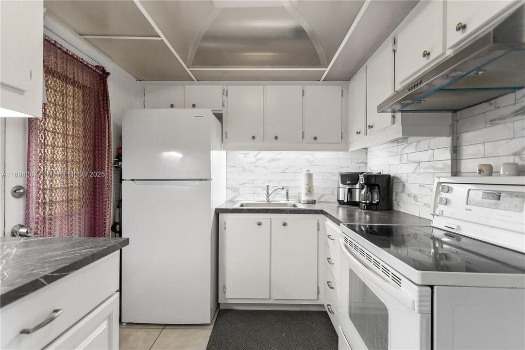 For Sale: $69,900 (1 beds, 1 baths, 883 Square Feet)