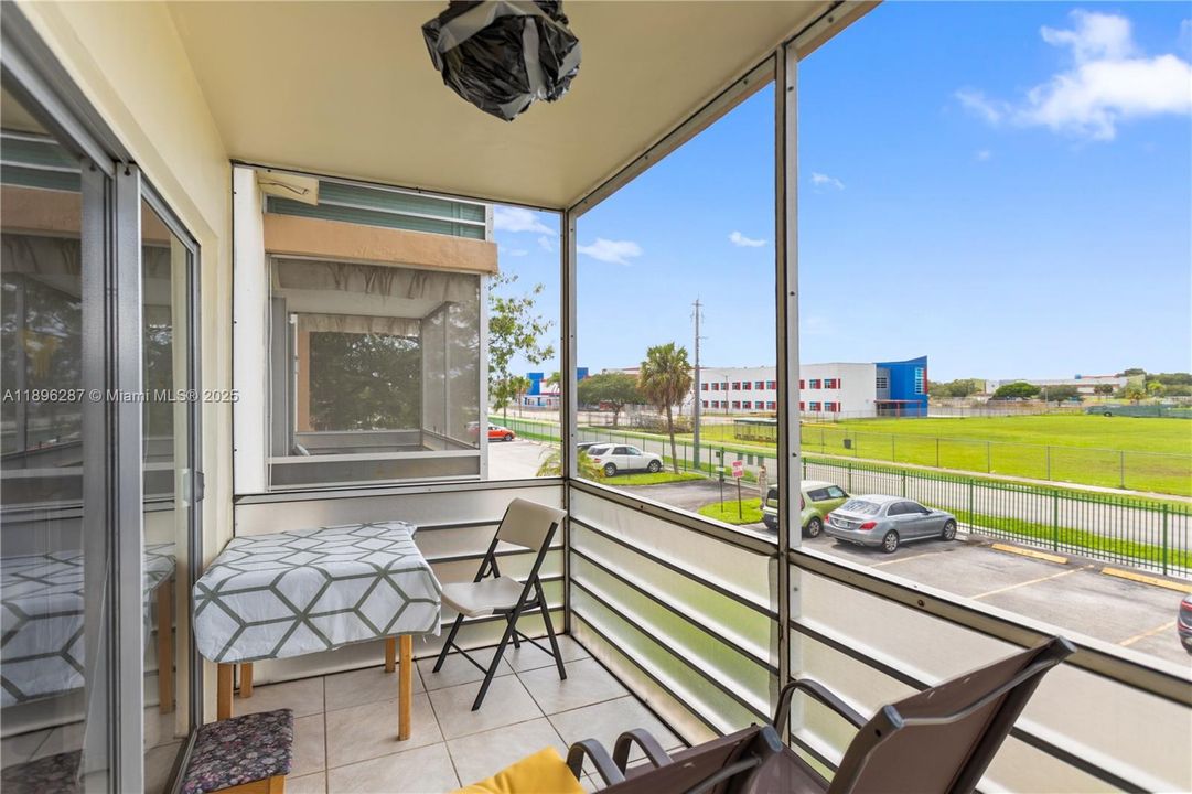 For Sale: $69,900 (1 beds, 1 baths, 883 Square Feet)