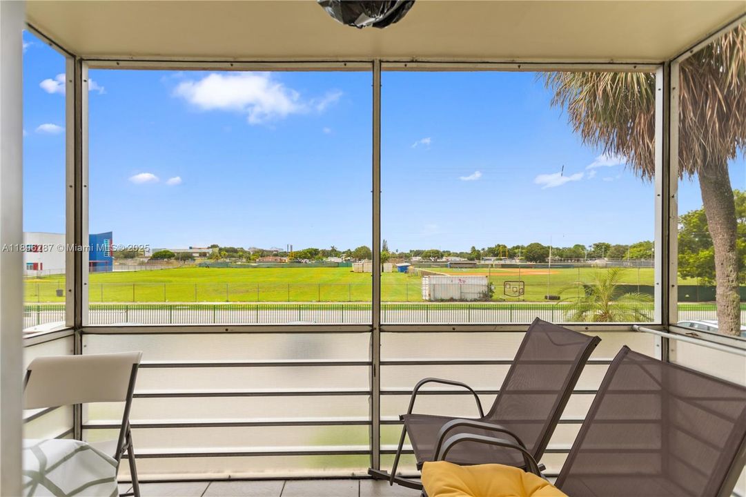 For Sale: $69,900 (1 beds, 1 baths, 883 Square Feet)