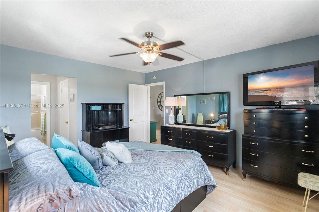 For Sale: $69,900 (1 beds, 1 baths, 883 Square Feet)