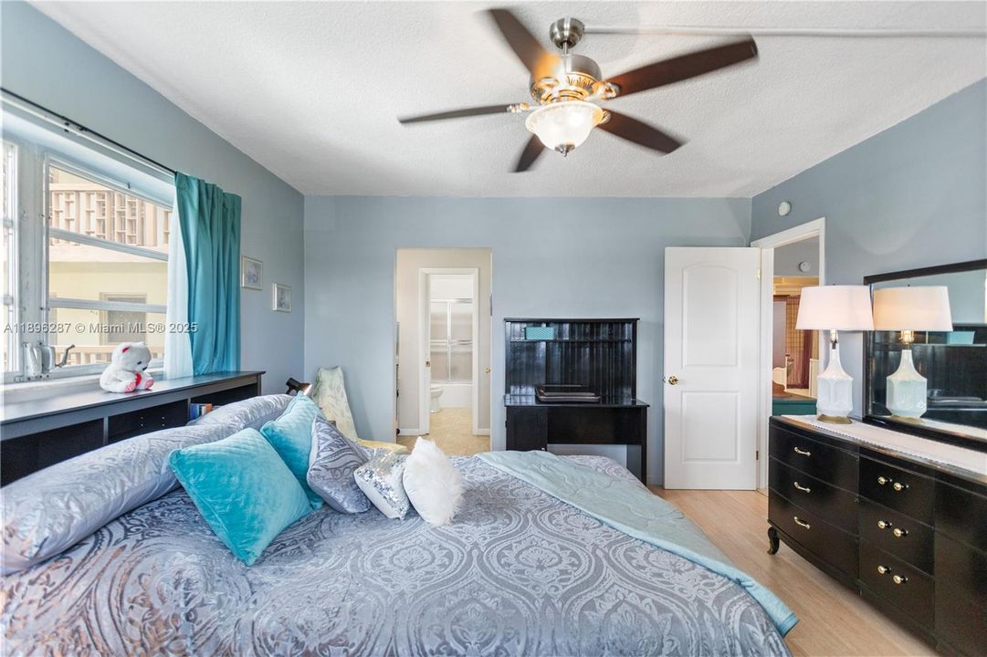 For Sale: $69,900 (1 beds, 1 baths, 883 Square Feet)