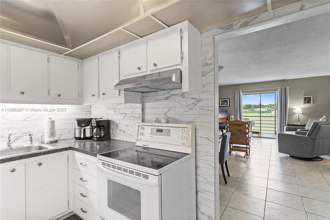 For Sale: $69,900 (1 beds, 1 baths, 883 Square Feet)