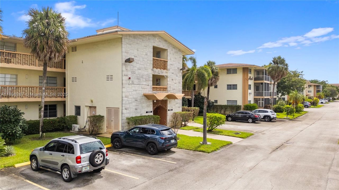 For Sale: $69,900 (1 beds, 1 baths, 883 Square Feet)