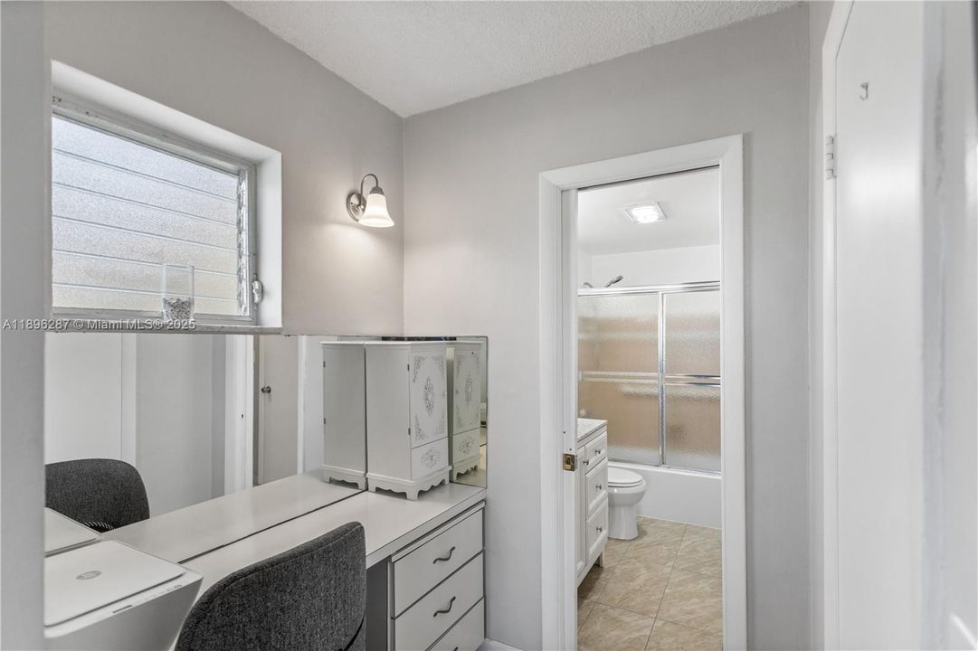 For Sale: $69,900 (1 beds, 1 baths, 883 Square Feet)