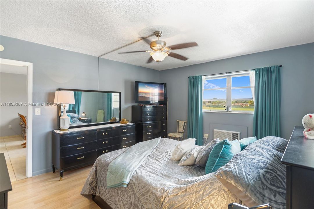 For Sale: $69,900 (1 beds, 1 baths, 883 Square Feet)