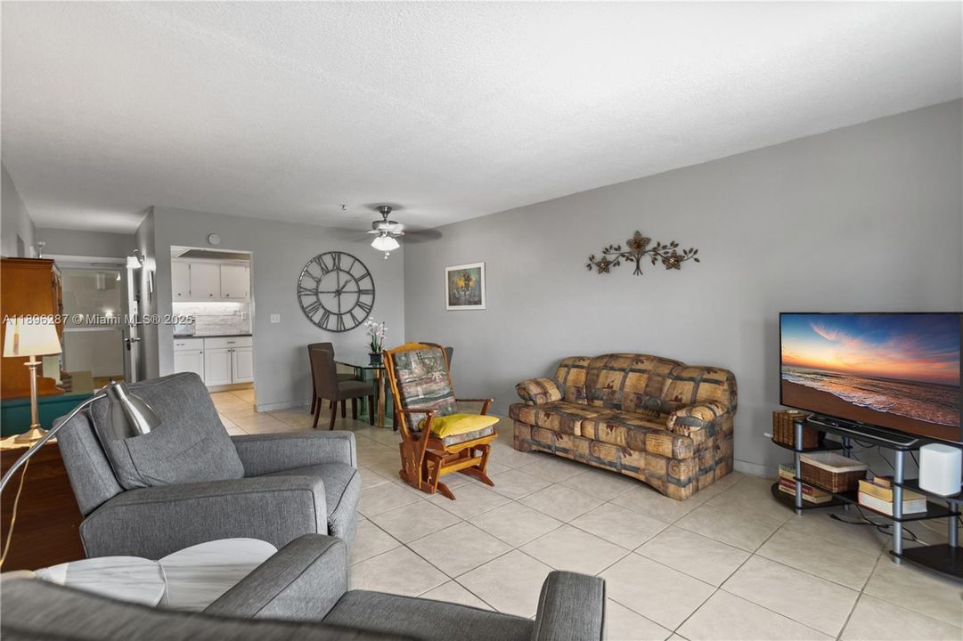 For Sale: $69,900 (1 beds, 1 baths, 883 Square Feet)