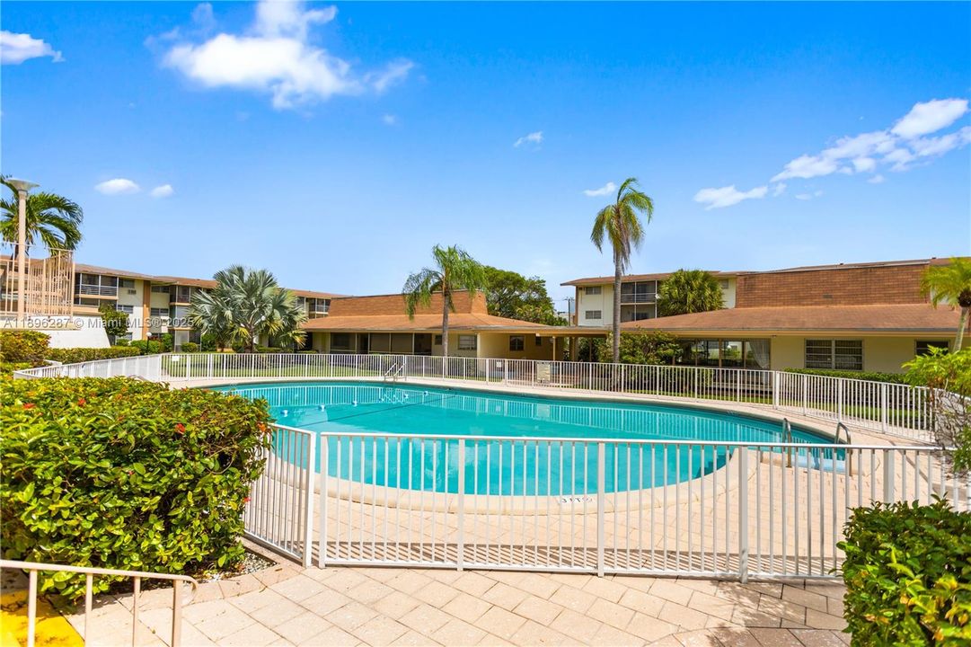 For Sale: $69,900 (1 beds, 1 baths, 883 Square Feet)