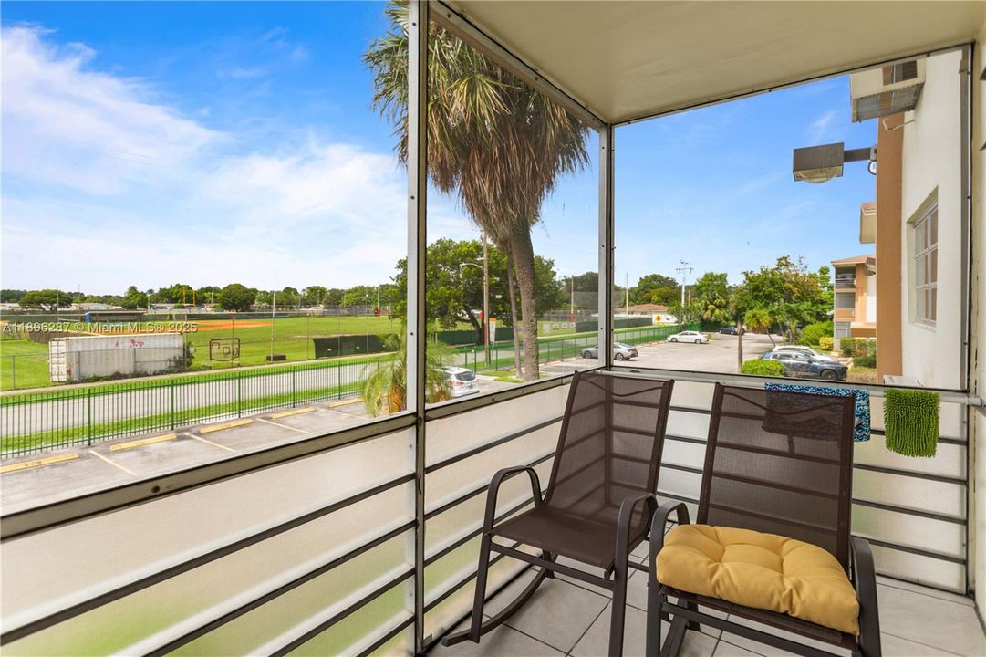 For Sale: $69,900 (1 beds, 1 baths, 883 Square Feet)