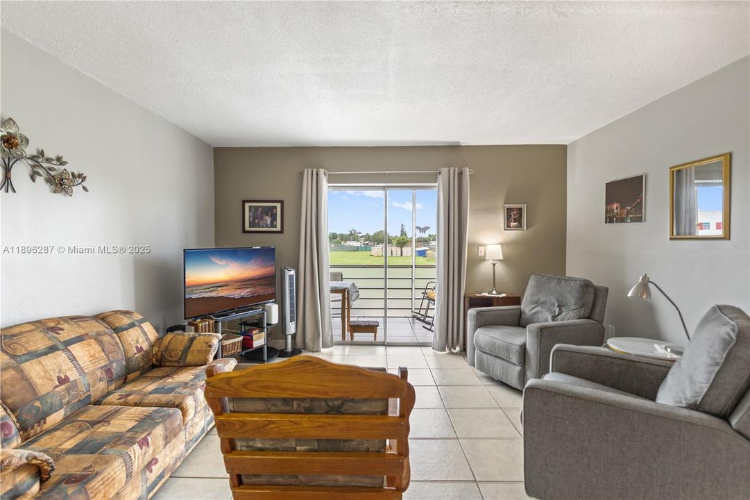 For Sale: $69,900 (1 beds, 1 baths, 883 Square Feet)