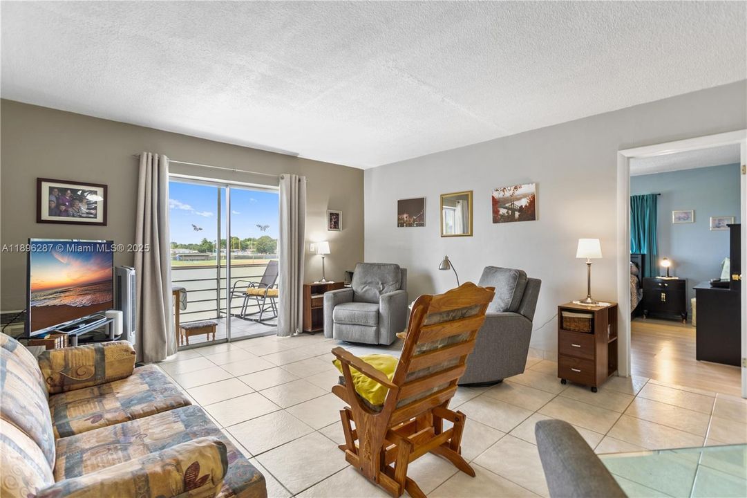 For Sale: $69,900 (1 beds, 1 baths, 883 Square Feet)