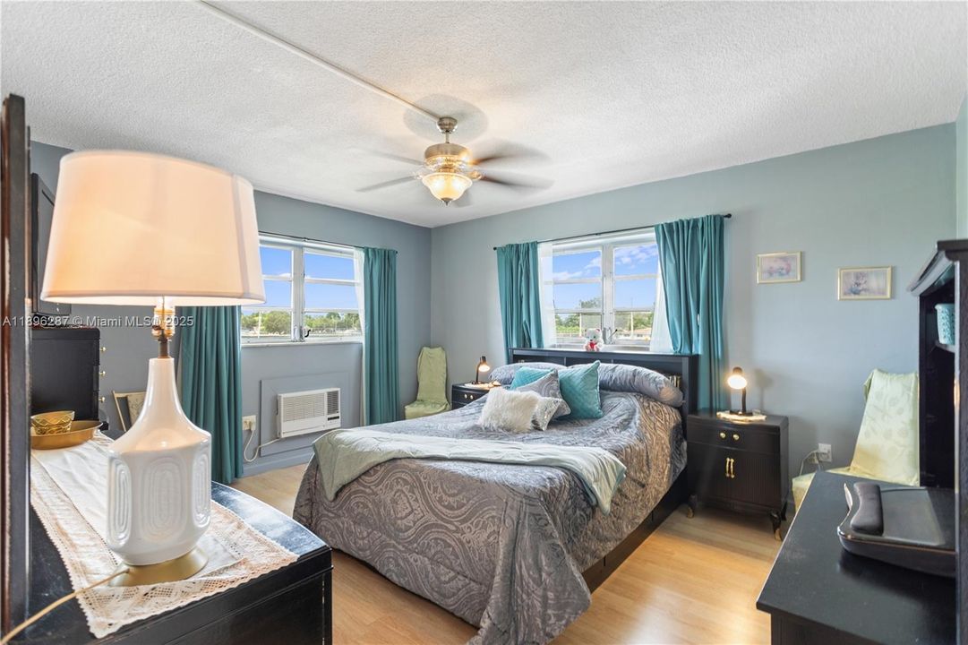 For Sale: $69,900 (1 beds, 1 baths, 883 Square Feet)