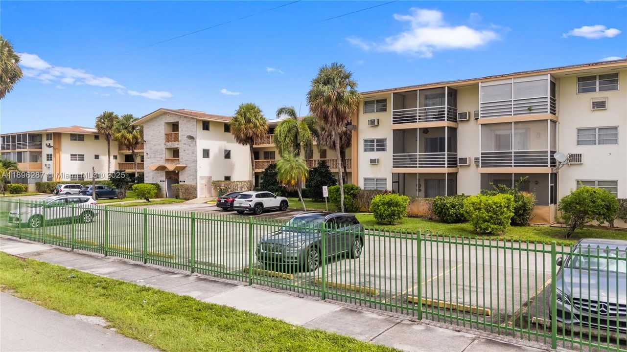 For Sale: $69,900 (1 beds, 1 baths, 883 Square Feet)