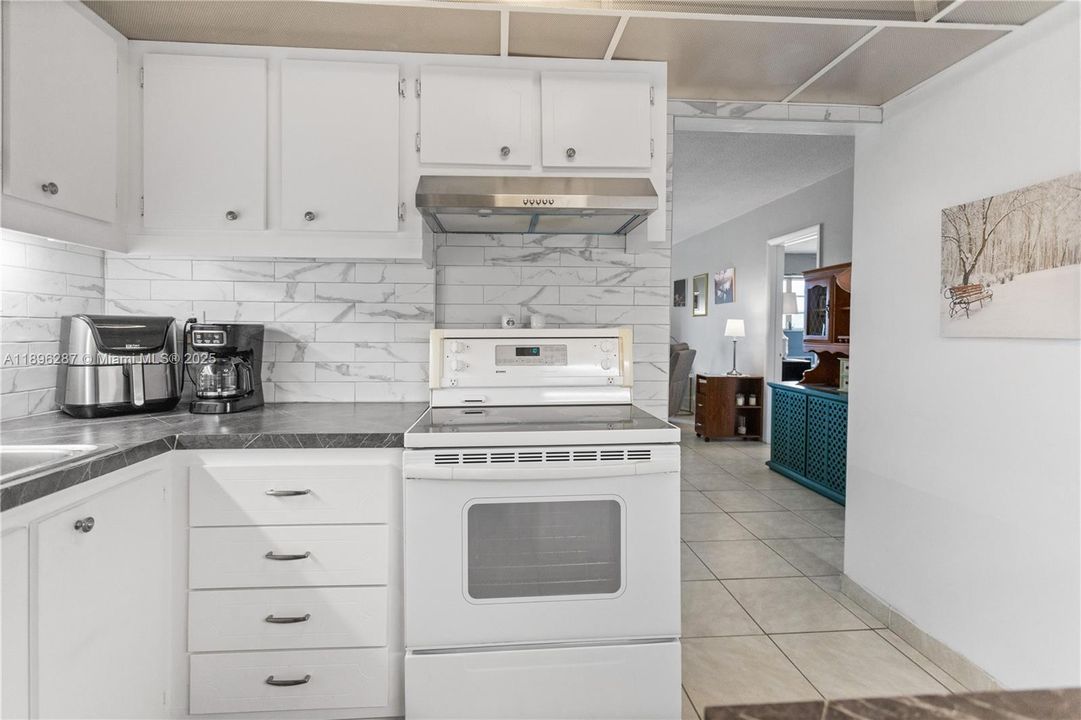 For Sale: $69,900 (1 beds, 1 baths, 883 Square Feet)