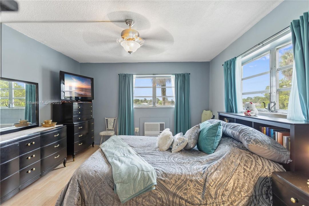 For Sale: $69,900 (1 beds, 1 baths, 883 Square Feet)