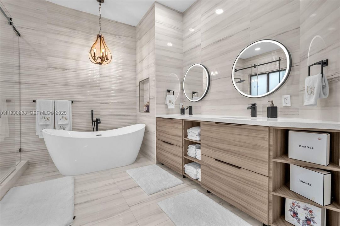 出租: $9,900 (5 贝兹, 3 浴室, 3285 平方英尺)