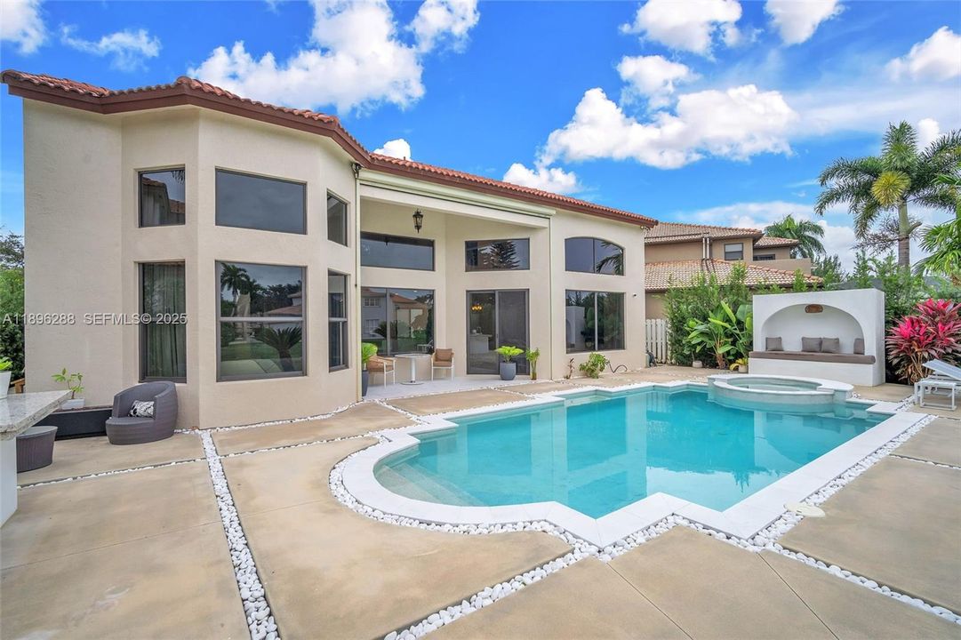 出租: $9,900 (5 贝兹, 3 浴室, 3285 平方英尺)