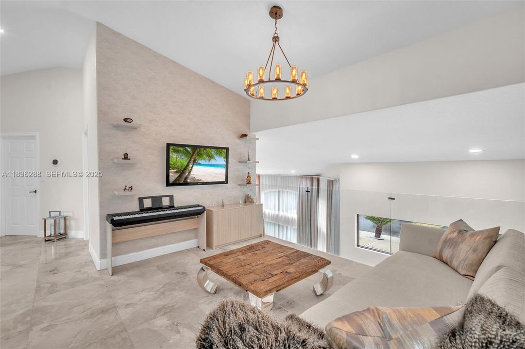 出租: $9,900 (5 贝兹, 3 浴室, 3285 平方英尺)