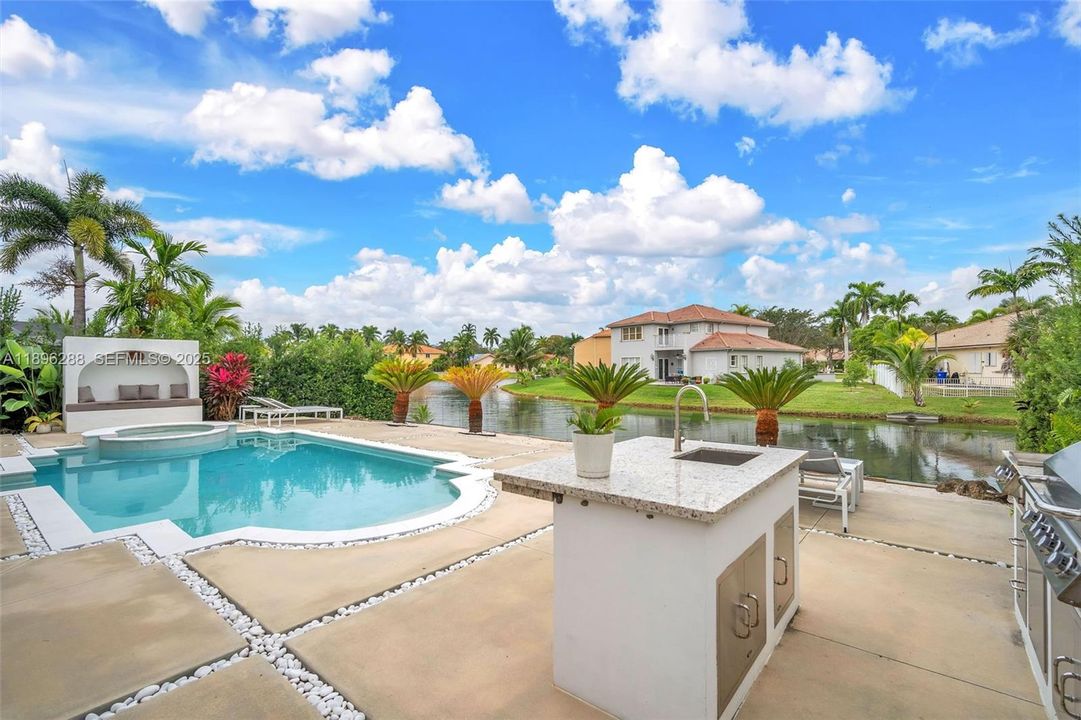 出租: $9,900 (5 贝兹, 3 浴室, 3285 平方英尺)