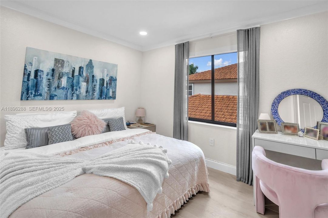 出租: $9,900 (5 贝兹, 3 浴室, 3285 平方英尺)