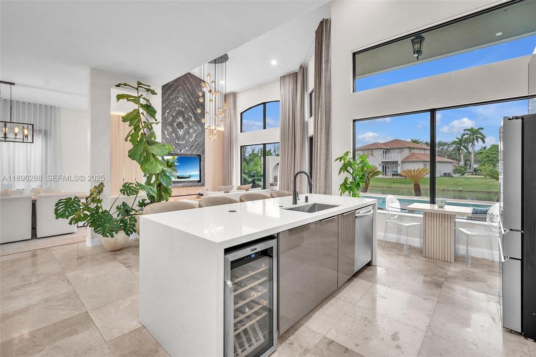 出租: $9,900 (5 贝兹, 3 浴室, 3285 平方英尺)