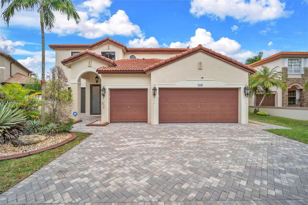 出租: $9,900 (5 贝兹, 3 浴室, 3285 平方英尺)